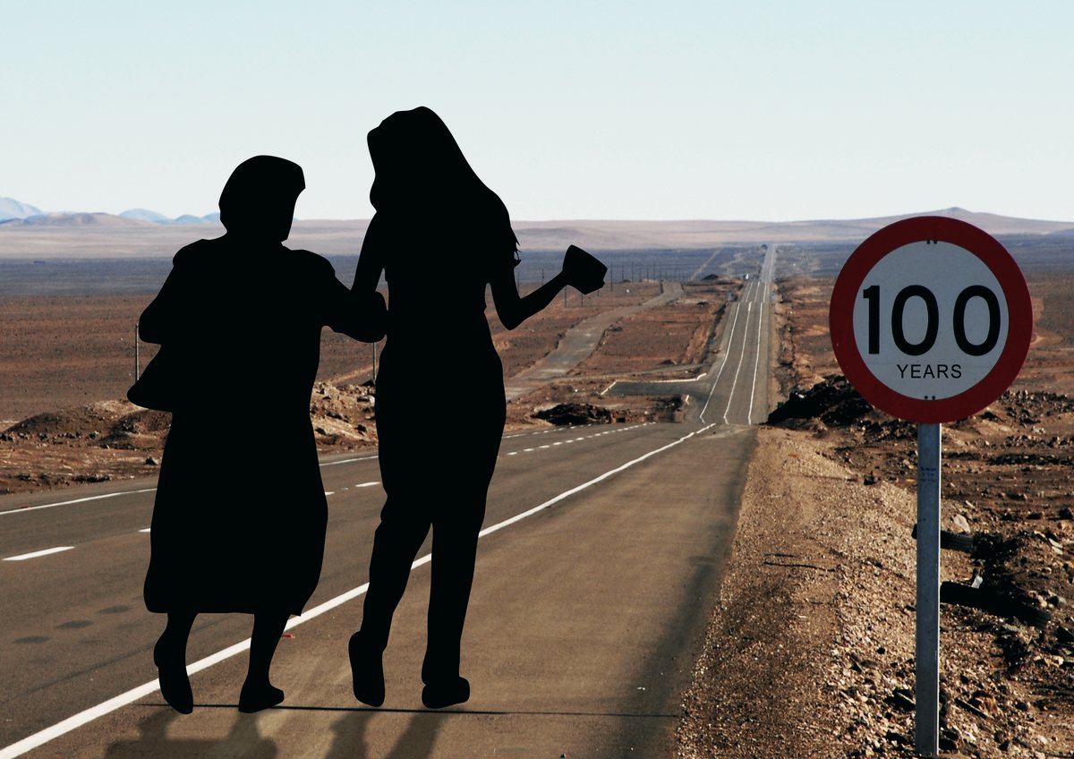 Duas pessoas caminhando lado a lado em uma estrada, representando a jornada até a aposentadoria por idade